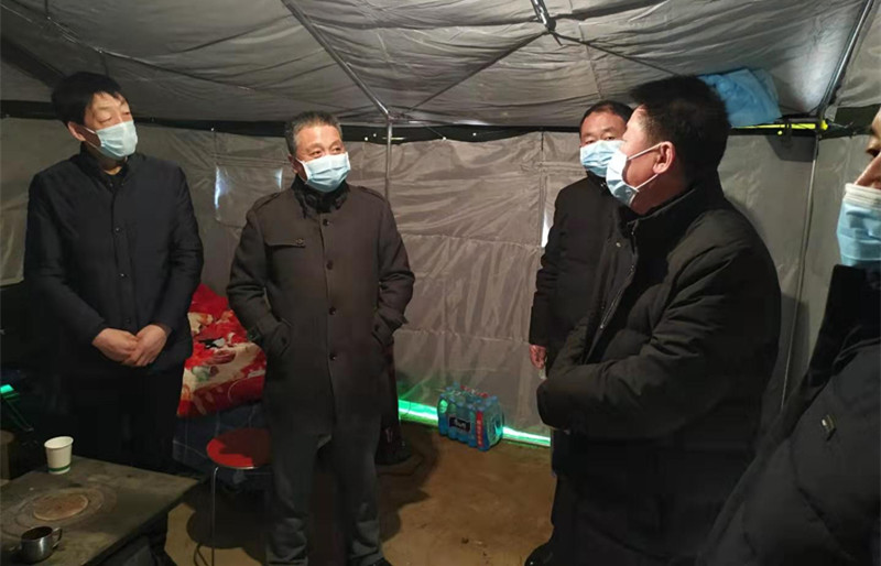 市人大代表,陇西县首阳镇南门村村委会主任汪常福在村疫情监测点开展